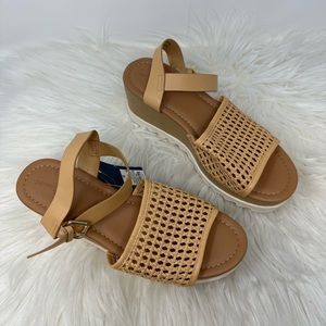 Universal Thread Alba Women Playform brown Sandals